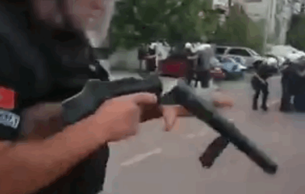 'ČOJSTVO I JUNAŠTVO' NA DELU U PODGORICI: Šokantni snimci iz Crne Gore, lete suzavci, privode nedužan narod! (VIDEO)